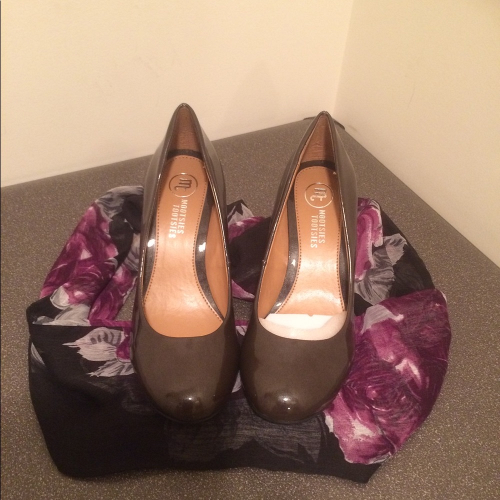 Mootsies Tootsies Silver Pumps